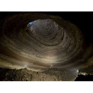  Cavers in the Rumble Room, a Limestone Cavern in Rumbling 