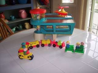 ORIGINAL VINTAGE FISHER PRICE LITTLE PEOPLE PLAY FAMILY AIRPORT 