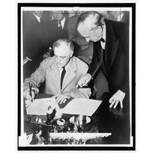  FDR signing the Declaration of war against Germany,1941 