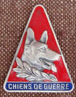   Insigne Chiens de Guerre, triangle fond rouge, matricé.