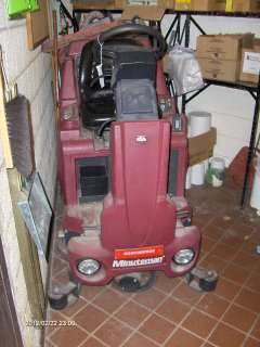 MINUTEMAN RIDER FLOOR SCRUBBER  