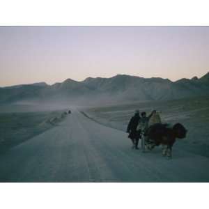  Tibetan Travelers on Their Way from Shigatse to Latze 